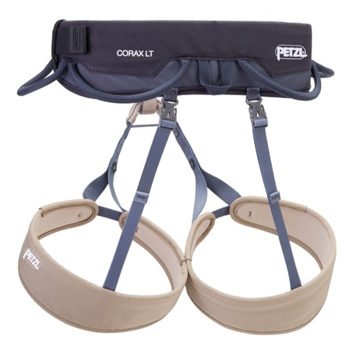Imagen de un arnés de escalada Arnés Petzl Corax LT. El Arnés Petzl Corax LT está diseñado con un cinturón acolchado ajustable y perneras. Tiene dos correas azules para las piernas y es principalmente gris con elementos beige. El logotipo de Petzl es visible tanto en las perneras como en el cinturón.