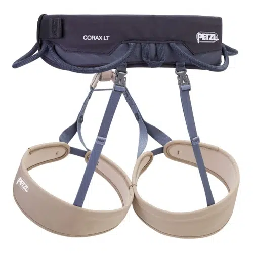 Imagen de un arnés de escalada Arnés Petzl Corax LT. El Arnés Petzl Corax LT está diseñado con un cinturón acolchado ajustable y perneras. Tiene dos correas azules para las piernas y es principalmente gris con elementos beige. El logotipo de Petzl es visible tanto en las perneras como en el cinturón.