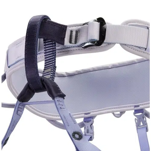 Primer plano de un arnés de escalada Arnés Petzl Corax LT para mujer en azul claro, con correas ajustables y hebillas de metal resistentes para un ajuste seguro.