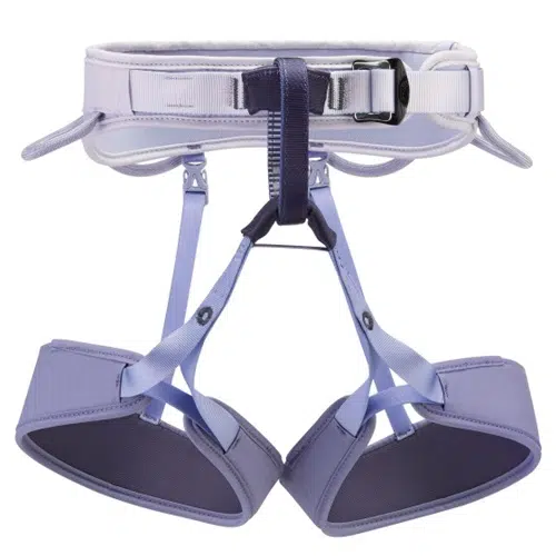 Presentamos el Arnés Petzl Corax LT para mujer, un arnés de escalada en un hermoso tono lavanda con presillas ajustables para las piernas y una hebilla segura, elaborado meticulosamente para garantizar seguridad y comodidad durante tus experiencias de escalada.