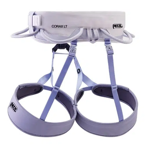El arnés de escalada para mujer Corax LT de Arnés Petzl, disponible en azul claro y blanco, cuenta con perneras ajustables y dos portamateriales. Diseñado para ser versátil, este arnés incluye acolchado en la zona de la cintura y las piernas para mayor sujeción y comodidad.