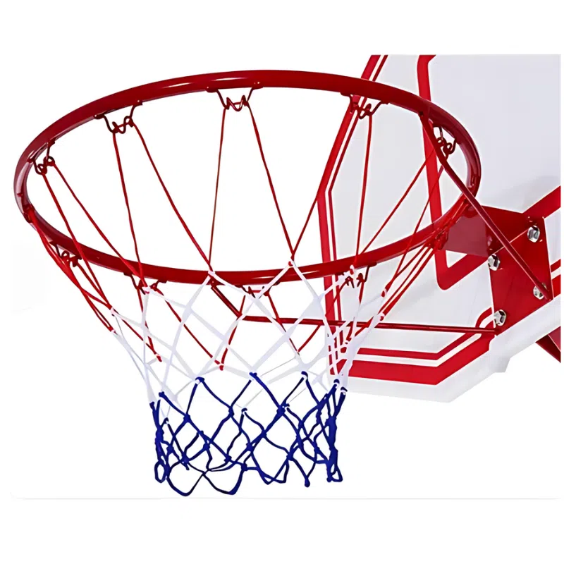 Primer plano de un aro de baloncesto y un tablero, con el Aro Básquetbol Uk Time Sport con Pedestal Zy-003. La red roja, blanca y azul contrasta con el fondo blanco liso, mientras que los detalles en rojo y blanco acentúan su diseño deportivo.