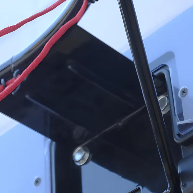 Primer plano del cuadro de una bicicleta en el que se destacan los cables de cambio rojos y los componentes metálicos, que evocan la precisión de las luminarias Aro Básquetbol Uk Time Sport con Pedestal Profesional S021F. El cuadro oscuro, con tornillos visibles y un mecanismo de cambio, destaca sobre un fondo bellamente desenfocado.