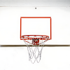La pelota de baloncesto Uk Time Sport Metálica roja, con red de cadena metálica, está montada sobre un tablero blanco liso y se ve desde abajo contra un fondo blanco absoluto.