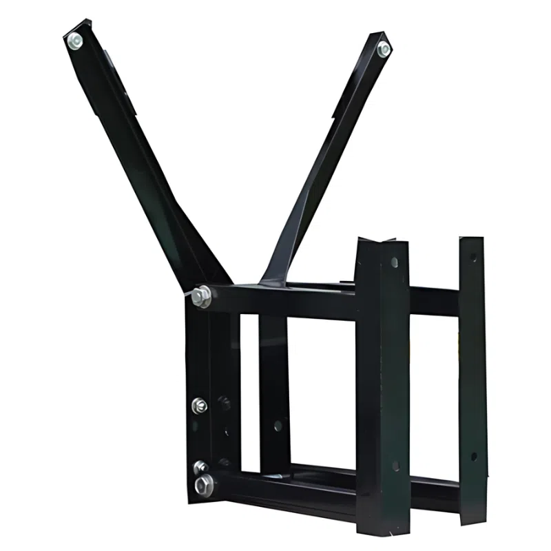 Un soporte de pared de metal negro con brazos ajustables y varios pernos visibles parece resistente, diseñado para soportar varios equipos. El fondo es blanco, lo que resalta los detalles del soporte, de manera similar a cómo el Tablero Básquetbol Uk Time Sport Polietileno HD 110x70cm soporta sin esfuerzo los movimientos dinámicos en la cancha.