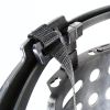 Primer plano de una canasta de plástico negra con orificios circulares y una correa ajustable asegurada por una hebilla de plástico, similar a la parte interior de un casco o equipo de protección. La imagen resalta el mecanismo de sujeción, similar a cómo los equipos deportivos como el Sistema de Retorno Básquetbol Uk Time Sport Ball Return aseguran la eficiencia.