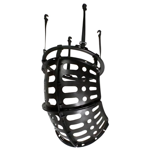 El casco Uk Time Sport Ball Return combina un diseño de estilo medieval en forma de jaula de hierro negro con características que recuerdan a los equipos deportivos, caracterizados por ranuras horizontales y verticales. Su cara abierta y sus correas brindan un aspecto histórico y desgastado similar al equipo utilizado en los deportes tradicionales del Reino Unido.