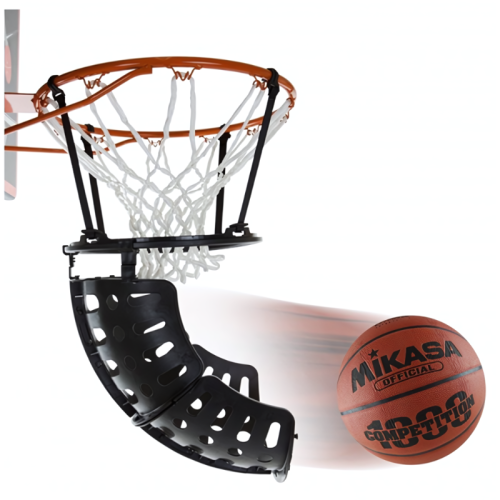 Una pelota de baloncesto marcada "MIKASA OFFICIAL" se dirige hacia un aro equipado con un Sistema de Retorno Básquetbol Uk Time Sport Ball Return. La pelota está lista para atravesar la red blanca y entrar en el sistema de retorno. El fondo es blanco.