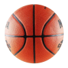 La imagen del producto muestra un primer plano del Balón de Básquetbol MIKASA BQ1000 N°7 de color naranja, que muestra su superficie texturizada, líneas negras y texto parcial. El balón de baloncesto está centrado sobre un fondo blanco liso.