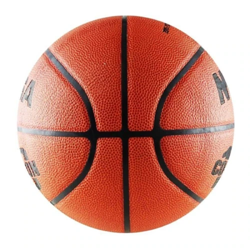 La imagen del producto muestra un primer plano del Balón de Básquetbol MIKASA BQ1000 N°7 de color naranja, que muestra su superficie texturizada, líneas negras y texto parcial. El balón de baloncesto está centrado sobre un fondo blanco liso.
