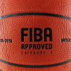 Primer plano de un balón de baloncesto naranja con el texto negro "FIBA Approved Category 7" (Categoría 7 aprobada por la FIBA). La superficie texturizada muestra los detalles de un Balón de Básquetbol MIKASA BQ1000 N°7, con los números "2015-2019" y la inscripción "(at)fiba".