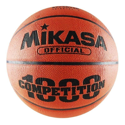 Balón de baloncesto que presenta un exterior naranja con texto y marcas en negro, en los que se destacan las palabras "MIKASA OFFICIAL" y "1000 COMPETITION". El producto, conocido como Balón de baloncesto MIKASA BQ1000 N°7, presenta la característica textura granulada y las costuras negras típicas de un balón de baloncesto estándar.