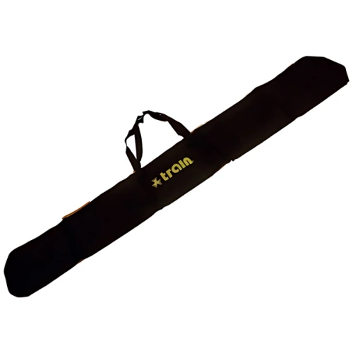 Un bolso negro y alargado llamado "Bolso Train para Postes de Dribbling", diseñado para el equipamiento de esquí o snowboard, presenta letras amarillas en negrita que forman las letras del nombre del producto. Incluye asas de transporte ubicadas en el centro y un ligero acolchado para su protección. El fondo es blanco liso.