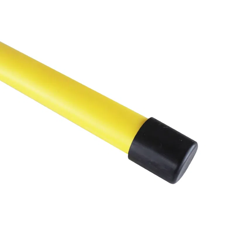 Primer plano del tren Micro Valla, que presenta un cuerpo cilíndrico amarillo de 6 pulgadas con una tapa de goma negra en un extremo, colocado en diagonal sobre un fondo blanco. Esta disposición acentúa su diseño elegante y sus colores contrastantes.