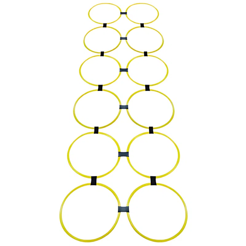 Un conjunto de 12 Aros de Velocidad, que forman anillos circulares amarillos espaciados uniformemente y conectados en una formación similar a una escalera con conectores negros, se encuentra sobre un fondo blanco. La configuración se asemeja a una escalera de agilidad o entrenamiento que se usa para ejercicios de fitness.