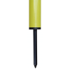 Primer plano de la punta de un inflador de globos amarillo, ideal para usar con el Kit de Entrenamiento Outdoor Train. La imagen resalta el cuerpo cilíndrico amarillo y la boquilla negra que se extiende hacia abajo.