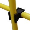 Primer plano de dos tubos de metal amarillos que se cruzan y se conectan con una abrazadera negra, formando un ángulo recto. Esta conexión resistente, que recuerda al Kit de Entrenamiento Outdoor Train, muestra la durabilidad que se usa a menudo en la construcción o en entornos industriales.