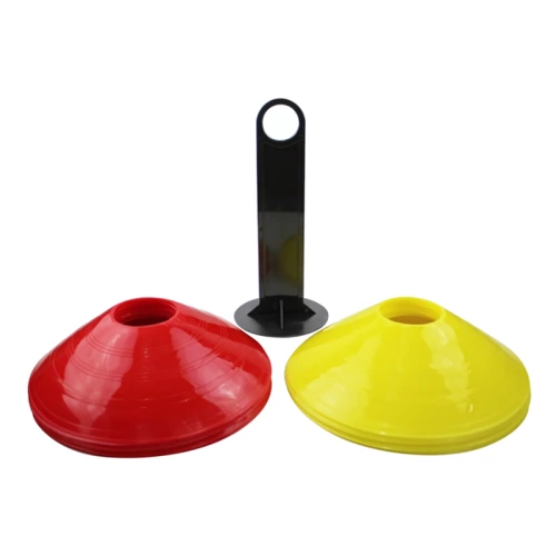 Un conjunto de 20 conos de entrenamiento Train en rojo y amarillo perfectamente apilados se colocan frente a un soporte negro con asa. Ideales para entrenamientos y ejercicios deportivos, estos conos garantizarán que esté bien preparado para cada sesión.