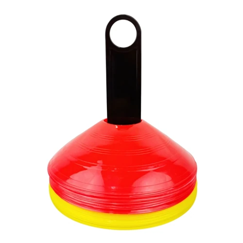 El Set 20 Conos de Entrenamiento Train incluye una colección de conos de entrenamiento deportivo de colores, predominantemente rojos en la parte superior y amarillos en la parte inferior, cuidadosamente organizados en un soporte de plástico negro con un asa de transporte para facilitar su transporte. Los conos están dispuestos en una formación compacta para un almacenamiento conveniente.