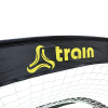 Red deportiva negra con logotipo amarillo que muestra el nombre del producto "Par de Arcos Pop-Up Multifunción Train 122x66cm" en la parte superior. Esta red está diseñada para entrenamiento deportivo y cuenta con un marco y una malla resistentes.