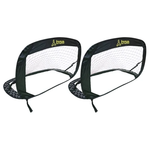 Dos porterías de fútbol desplegables negras con redes blancas, colocadas una al lado de la otra. Cada portería tiene la palabra "tren" en el panel superior. La base de las redes es plana con un patrón de hexágonos blancos y se ven correas en la parte inferior para asegurarlas en su lugar. Ideales para cualquier sesión de práctica, estas porterías son perfectas para ejercicios de entrenamiento con el Tren Multifunción Desplegable de Par de Arcos de 122 x 66 cm.