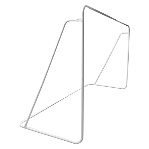Con un marco de metal blanco minimalista con un diseño angular y geométrico, el Arco Baby Futbol Train 305x183x122cm evoca las líneas elegantes y la forma abierta de una estructura abstracta, elegantemente presentada contra un fondo blanco nítido.