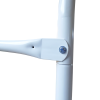 Primer plano de un marco de metal blanco con un perno que conecta dos piezas cilíndricas, que recuerda al diseño resistente que se ve en el Tren de Fútbol Arco Baby. El punto de conexión está ligeramente inclinado, lo que muestra una estética elegante y minimalista sobre un fondo blanco liso.