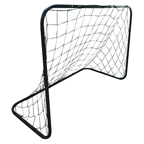 Una portería de fútbol con marco de metal negro, similar a la Arco Fútbol Train de 122 x 91 x 61 cm, presenta una red ajustada. Está colocada sobre un fondo blanco, lo que resalta su diseño rectangular sencillo con profundidad adicional en un lado para que la red cubra con elegancia.