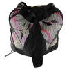 El Bolso Portabalones Train, en color negro, está diseñado para guardar balones de fútbol y cuenta con una sección de malla en el frente que muestra los patrones coloridos de su contenido. El bolso está lleno hasta su capacidad, lo que resalta su diseño vibrante y práctico.