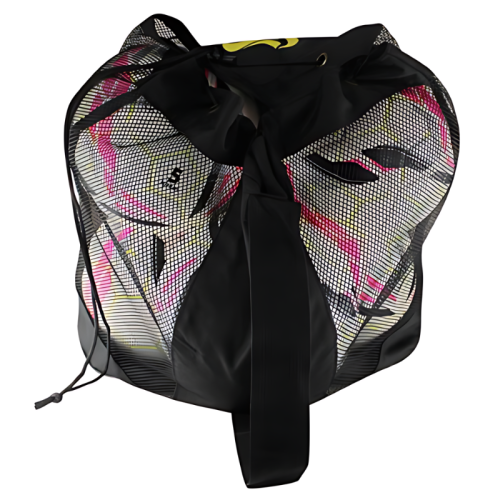 El Bolso Portabalones Train, en color negro, está diseñado para guardar balones de fútbol y cuenta con una sección de malla en el frente que muestra los patrones coloridos de su contenido. El bolso está lleno hasta su capacidad, lo que resalta su diseño vibrante y práctico.