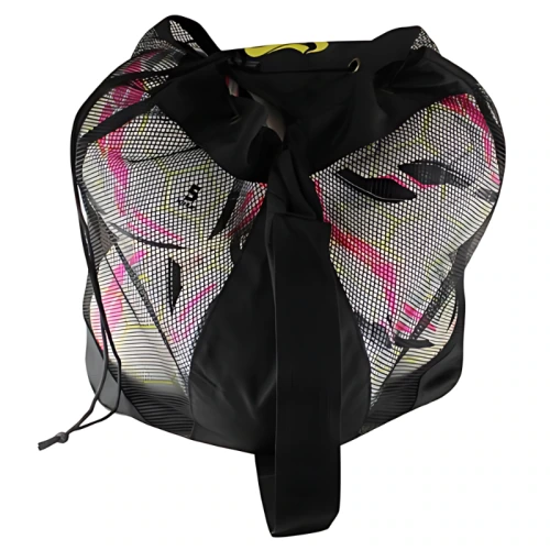 El Bolso Portabalones Train, en color negro, está diseñado para guardar balones de fútbol y cuenta con una sección de malla en el frente que muestra los patrones coloridos de su contenido. El bolso está lleno hasta su capacidad, lo que resalta su diseño vibrante y práctico.