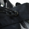 Primer plano del bolso portabalones Train, de color negro y con una sección de malla. Un cordón, a través de un cierre de plástico, ciñe el bolso. Las texturas de la tela y la malla contrastan, realzando su aspecto utilitario.