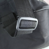 Primer plano de la correa de tela negra del Bolso Portabalones Train, que muestra una hebilla de metal ajustable. El material parece resistente y duradero, con costuras visibles en la correa. Un fondo suavemente difuminado acentúa el detalle de la hebilla, destacando su diseño robusto para los elementos esenciales de los viajes en tren.