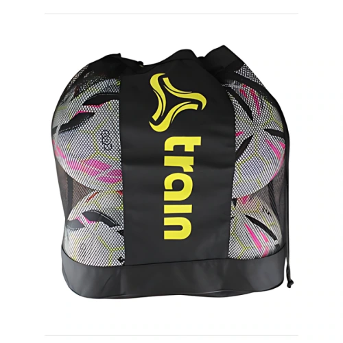 Un bolso "Bolso Portabalones Train" de malla negra repleto de balones de fútbol de colores, adornado con un logotipo amarillo y la palabra "tren" en texto amarillo en el frente, completo con un práctico cierre de cordón en la parte superior.