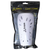 Un conjunto empaquetado de espinilleras blancas con orificios de ventilación, llamado "Canillera Train Training", se presenta en una bolsa de plástico transparente adornada con una elegante marca negra y amarilla.