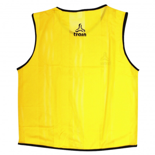 El peto deportivo Peto Malla Train, de un color amarillo vibrante con ribete negro y un logotipo cerca del escote en la espalda, es perfecto para las sesiones de entrenamiento.