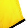 Primer plano del Peto Malla Train, que presenta una tela de malla amarilla con un borde negro a lo largo del borde. Su diseño transpirable y perforado sugiere que es ideal para aplicaciones de ropa deportiva. El fondo es blanco.