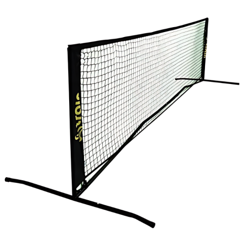 La Red Fútbol Tenis Train 300x80cm + Bolso de Traslado presenta una red de pickleball portátil con un elegante marco negro y una red blanca, acentuada por una marca amarilla vibrante en los costados. Exhibida en el interior sobre un fondo blanco simple, promete una portabilidad sin esfuerzo con su conveniente bolsa de transporte.