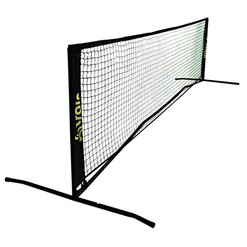 La Red Fútbol Tenis Train 300x80cm + Bolso de Traslado presenta una red de pickleball portátil con un elegante marco negro y una red blanca, acentuada por una marca amarilla vibrante en los costados. Exhibida en el interior sobre un fondo blanco simple, promete una portabilidad sin esfuerzo con su conveniente bolsa de transporte.