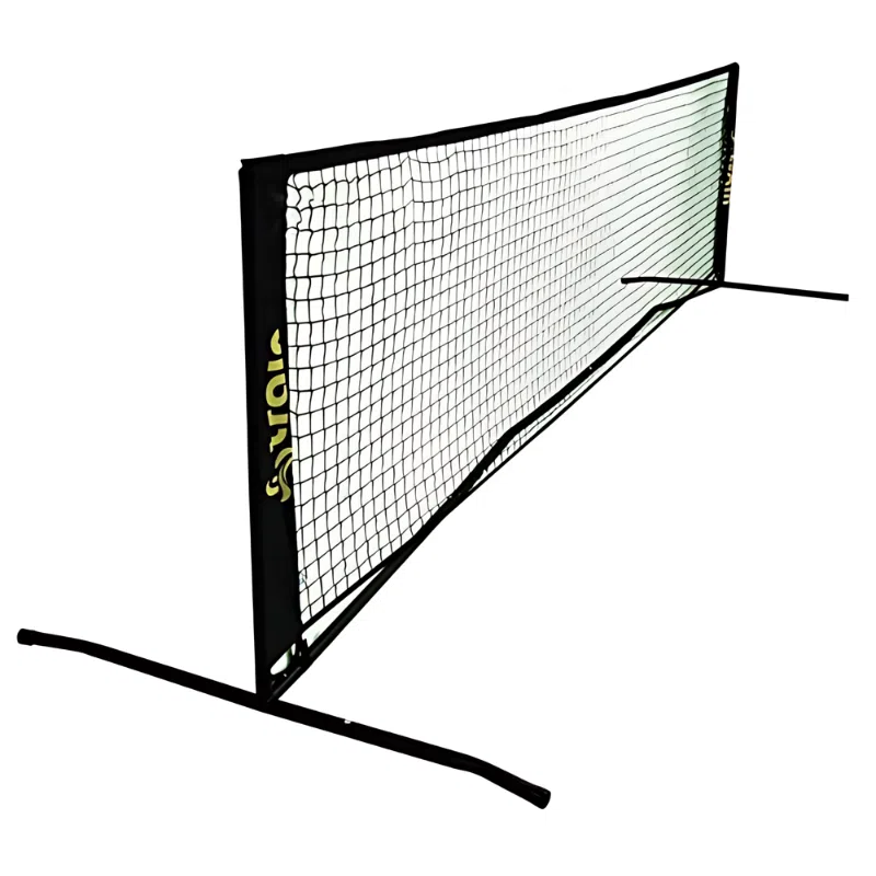 La Red Fútbol Tenis Train 300x80cm + Bolso de Traslado presenta una red de pickleball portátil con un elegante marco negro y una red blanca, acentuada por una marca amarilla vibrante en los costados. Exhibida en el interior sobre un fondo blanco simple, promete una portabilidad sin esfuerzo con su conveniente bolsa de transporte.