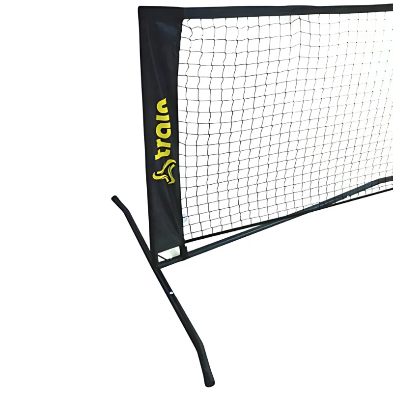 Presentamos la Red Fútbol Tenis Train 300x80cm + Bolso de Traslado: una red portátil e independiente con un marco y una malla negros, que lleva de forma destacada la marca "Tral" en amarillo en un lateral. Perfecta para sesiones de entrenamiento de fútbol tenis, viene con una práctica bolsa de transporte roja para facilitar su transporte. La red se muestra sobre un fondo blanco.