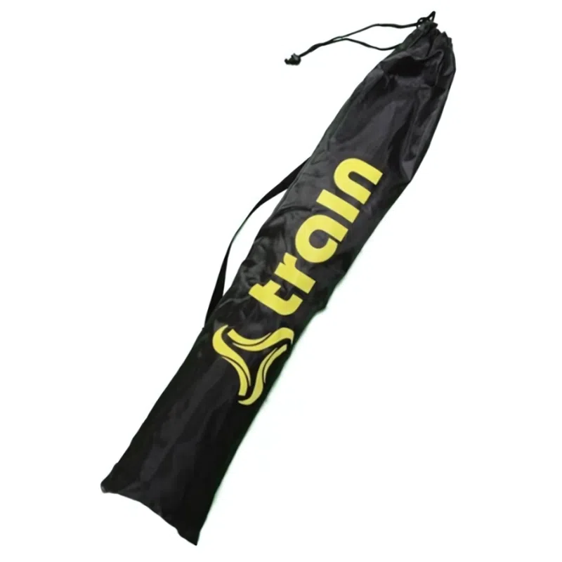 Una bolsa roja con cordón, ideal para llevar tu equipo de fútbol o tenis, que muestra la palabra "train" junto a un logotipo amarillo estilizado. Su elegante diseño de 300 x 80 cm incluye una cómoda correa para el hombro para transportarla fácilmente mientras viajas.