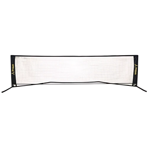 En el suelo se encuentra una red portátil de bádminton con un marco negro con el nombre de la marca "Atron" en letras amarillas a ambos lados. La red, de tamaño comparable al de la Red Fútbol Tenis Train 300x80cm + Bolso de Traslado, está tensada entre dos postes verticales con una base resistente que sostiene la estructura.