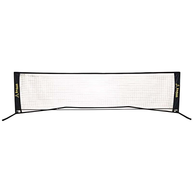 En el suelo se encuentra una red portátil de bádminton con un marco negro con el nombre de la marca "Atron" en letras amarillas a ambos lados. La red, de tamaño comparable al de la Red Fútbol Tenis Train 300x80cm + Bolso de Traslado, está tensada entre dos postes verticales con una base resistente que sostiene la estructura.