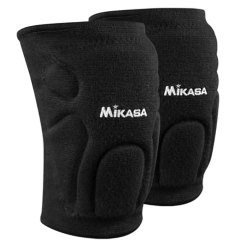 Dos rodilleras negras de voleibol MIKASA Profesional Junior con secciones acolchadas para protección están colocadas en posición vertical una al lado de la otra sobre un fondo blanco liso. El logotipo de Mikasa se muestra de forma destacada en blanco en cada rodillera, lo que enfatiza su calidad como equipamiento de voleibol profesional.