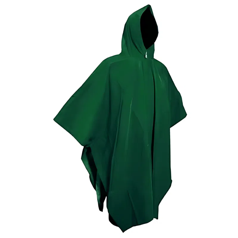 Se muestra un "Poncho Impermeable FG Steel Holt T10" con capucha de color verde oscuro y cierre frontal sobre un fondo blanco liso. La prenda presenta un corte holgado y un dobladillo angular, con la capucha formando una forma puntiaguda en la parte superior.