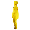 Una persona está parada de lado con un Traje Impermeable FG Safety Strom Tx50 amarillo brillante, con la capucha puesta y pantalones a juego, diseñado para brindar máxima protección contra la lluvia. El fondo blanco liso enfatiza el color vibrante del equipo de seguridad.