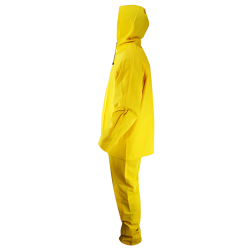 Una persona está parada de lado con un Traje Impermeable FG Safety Strom Tx50 amarillo brillante, con la capucha puesta y pantalones a juego, diseñado para brindar máxima protección contra la lluvia. El fondo blanco liso enfatiza el color vibrante del equipo de seguridad.