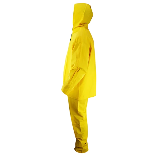 Una persona está parada de lado con un Traje Impermeable FG Safety Strom Tx50 amarillo brillante, con la capucha puesta y pantalones a juego, diseñado para brindar máxima protección contra la lluvia. El fondo blanco liso enfatiza el color vibrante del equipo de seguridad.