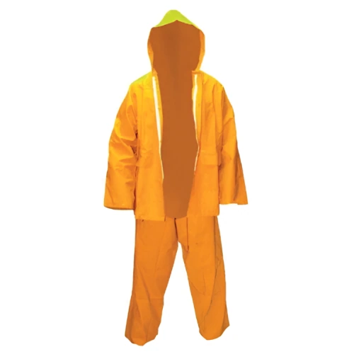 El Traje Impermeable FG Steel Norske T50 Piernera es un traje de lluvia de dos piezas de color naranja brillante con capucha. La chaqueta está abierta, dejando al descubierto la parte delantera, y el conjunto incluye pantalones de pierna ancha. Ambas piezas están confeccionadas con un material brillante e impermeable, ideal para protegerse de la lluvia.
